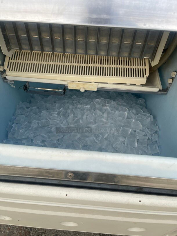 Working! Hoshizaki KM-150BAF 25inch  Air Cooled Undercounter Crescent Cube Ice Machine with 78 lb. Bin - 115V, 163 lb. NSF Tested and Working! - Image 4 of 9
