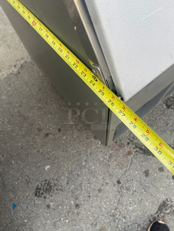 Working! Hoshizaki KM-150BAF 25inch  Air Cooled Undercounter Crescent Cube Ice Machine with 78 lb. Bin - 115V, 163 lb. NSF Tested and Working! - Image 8 of 9