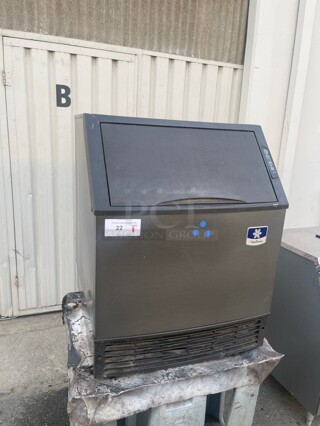 Working! Manitowoc Ice UYF0190A 26 inch W Half Cube NEO Undercounter Ice Maker - 193 lbs/day, Air Cooled NSF Tested and Working!
