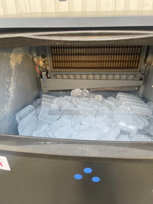 Working! Manitowoc Ice UYF0190A 26 inch W Half Cube NEO Undercounter Ice Maker - 193 lbs/day, Air Cooled NSF Tested and Working! - Image 4 of 10
