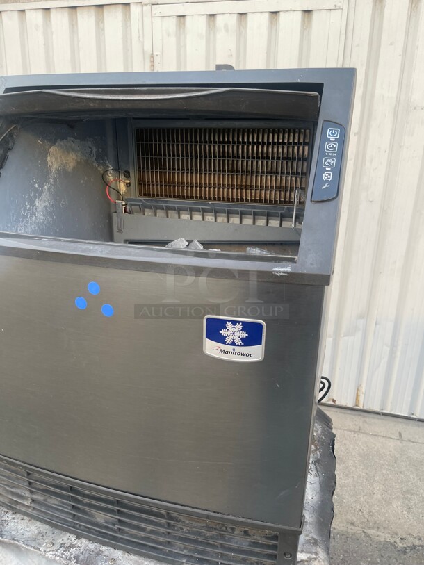 Working! Manitowoc Ice UYF0190A 26 inch W Half Cube NEO Undercounter Ice Maker - 193 lbs/day, Air Cooled NSF Tested and Working! - Image 7 of 10