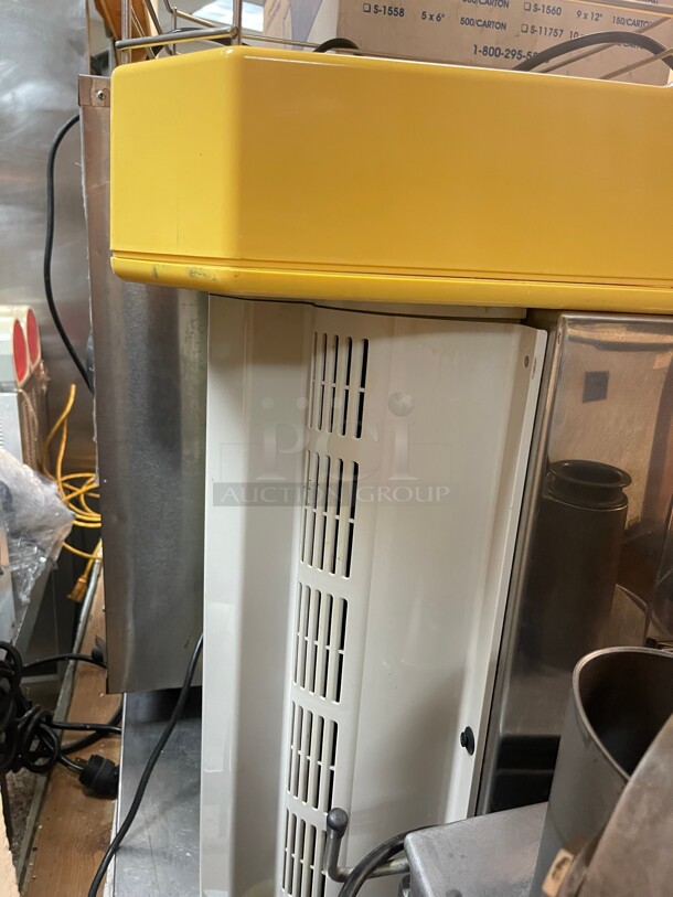 Zumex 09965 Versatile Pro Orange Commercial Automatic Juicer- 120V, 380W NSF Missing Parts  - Image 5 of 9