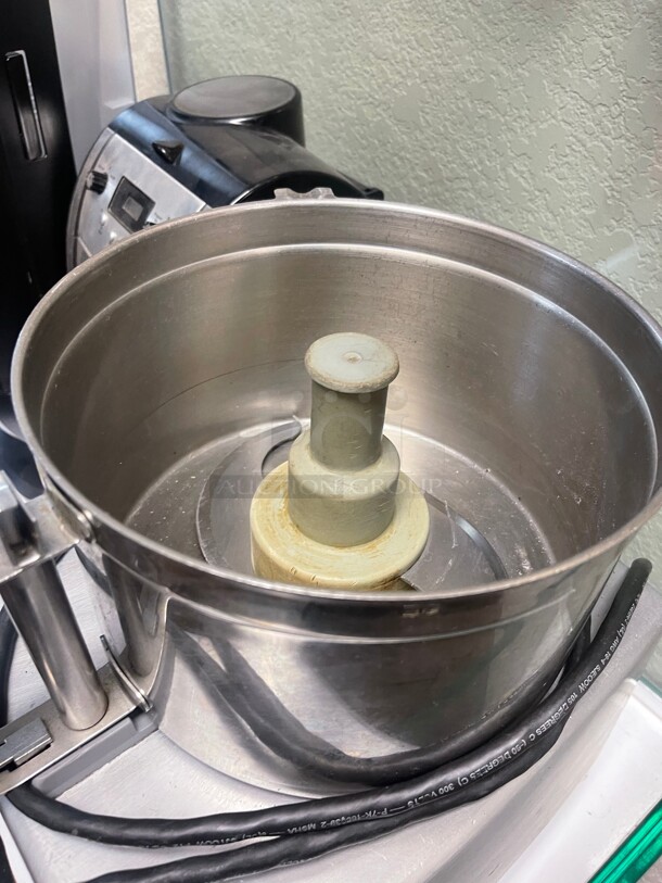 Working! Robot Coupe R4N 4.5 Liter Stainless Steel Cutter/Mixer NSF 220 Volt 3 Phase Tested and Working! - Image 5 of 8
