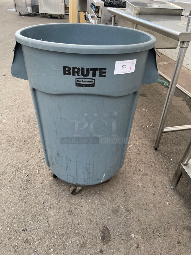 RUBBERMAID COMMERCIAL PRODUCTS Trash Can: Round, Gray, 55 gal Capacity, 26 1/2 in Wd/Dia, 33 in Ht - Image 1 of 6