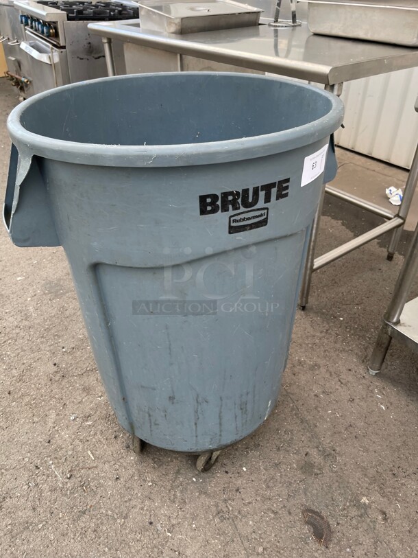 RUBBERMAID COMMERCIAL PRODUCTS Trash Can: Round, Gray, 55 gal Capacity, 26 1/2 in Wd/Dia, 33 in Ht - Image 2 of 6