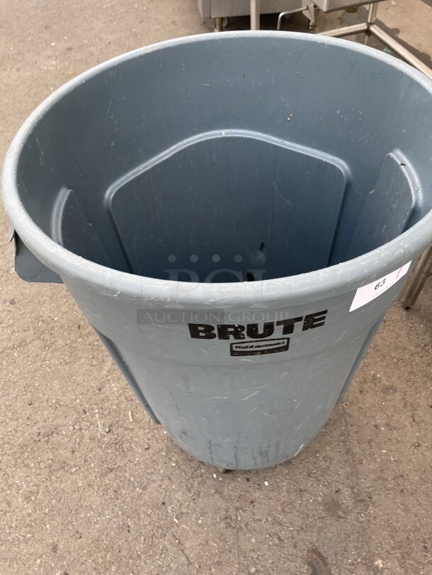 RUBBERMAID COMMERCIAL PRODUCTS Trash Can: Round, Gray, 55 gal Capacity, 26 1/2 in Wd/Dia, 33 in Ht - Image 3 of 6