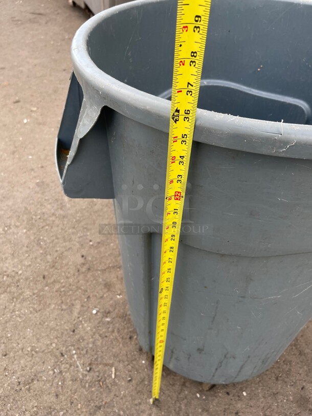 RUBBERMAID COMMERCIAL PRODUCTS Trash Can: Round, Gray, 55 gal Capacity, 26 1/2 in Wd/Dia, 33 in Ht - Image 5 of 6