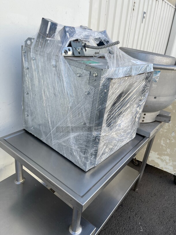 Clean! Loren Cook 120 SQN Square Direct Drive Commercial Exhaust Fan .500hp, 208V, 3 Phase 1725 RPM NSF  - Image 4 of 7
