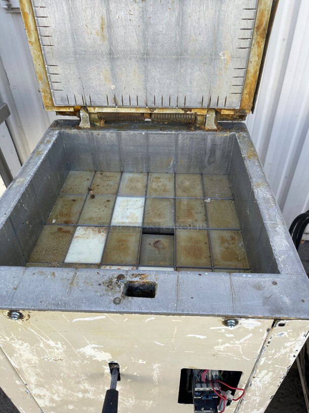 Working! Oliver Model 624 Hydraulic Commercial Dough Divider 230 Volt 3 Phase NSF Tested and Working! - Image 3 of 8