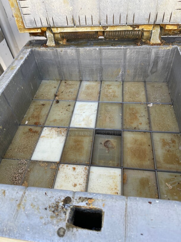 Working! Oliver Model 624 Hydraulic Commercial Dough Divider 230 Volt 3 Phase NSF Tested and Working! - Image 4 of 8