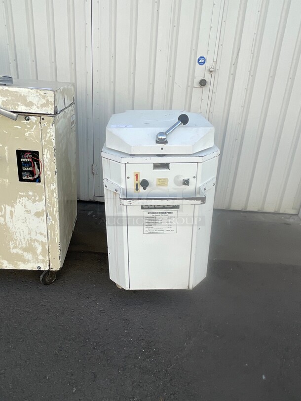 Working! LUCKS D-24 Commercial DOUGH DIVIDER 220 Volt 3 Phase NSF Tested and Working! - Image 1 of 11