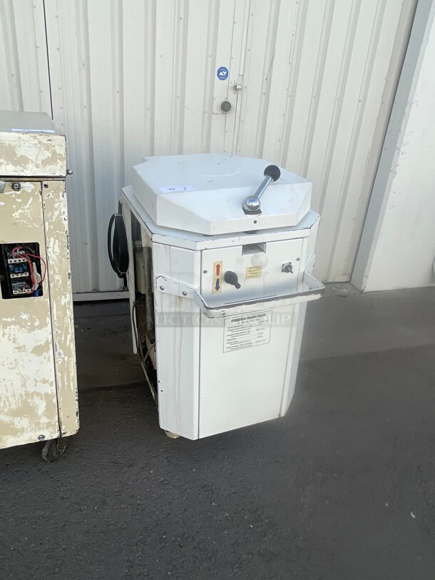 Working! LUCKS D-24 Commercial DOUGH DIVIDER 220 Volt 3 Phase NSF Tested and Working! - Image 2 of 11