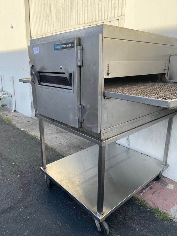 Working! Lincoln Impinger Natural Gas Single  Conveyor Radiant Oven Package with Stand 240,000 BTU NSF Gas and 220 Volt 1 phase for the conveyor Tested and Working! - Image 4 of 11