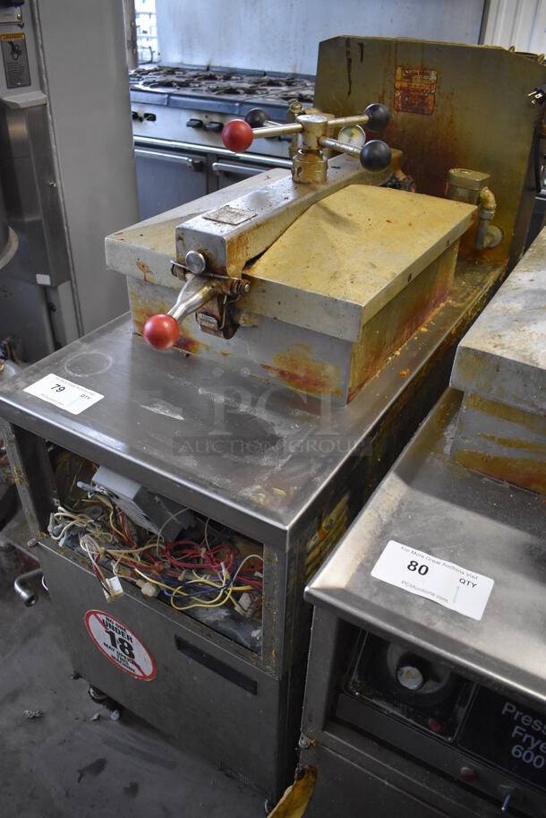 Henny Penny 600 Stainless Steel Commercial Floor Style Natural Gas Powered Pressure Fryer on Commercial Casters. Missing Front Panel. 80,000 BTU. 18x39x49 - Image 3 of 10