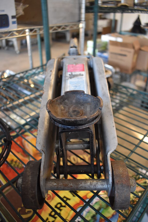 Hydraulic 4000 Pound Capacity Metal Floor Jack. 9x22x6 - Image 3 of 4