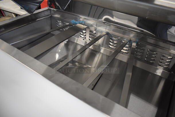 BRAND NEW SCRATCH AND DENT! Avantco 178APT-48M-HC Stainless Steel Commercial Sandwich Salad Prep Table Bain Marie Mega Top on Commercial Casters. 115 Volts, 1 Phase. 47x35x44. Tested and Working! - Image 6 of 10