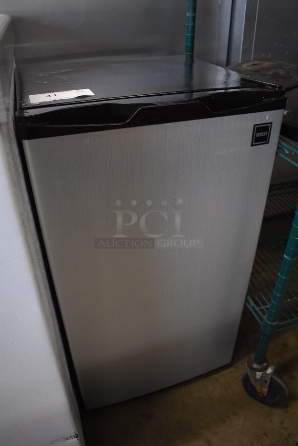 RCA RFR322-C ENERGY STAR Metal Mini Cooler. 115 Volts, 1 Phase. 18x18x32. Tested and Working! - Image 2 of 8