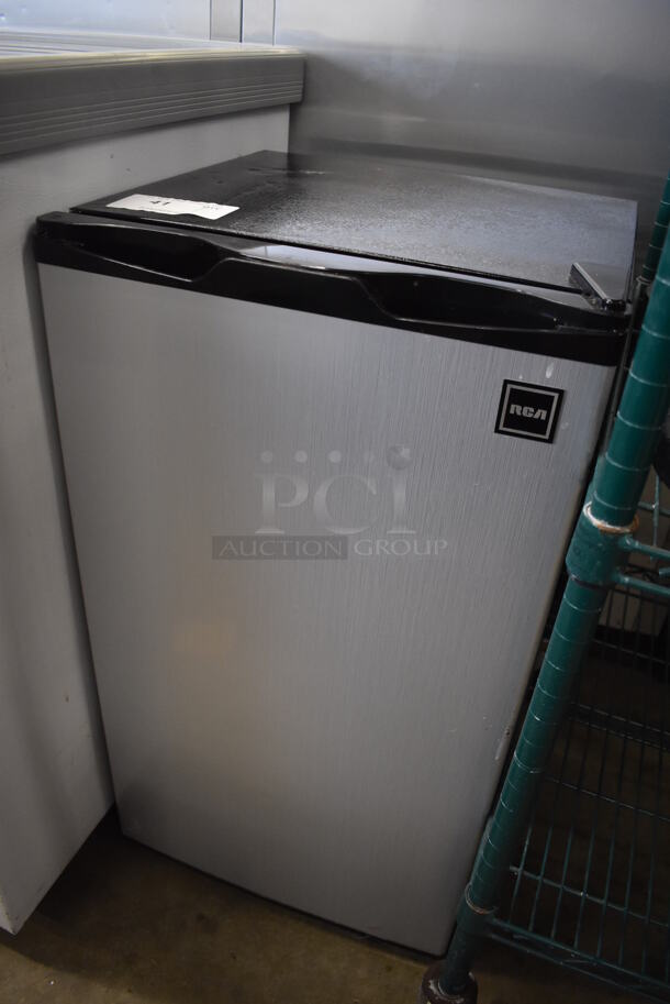 RCA RFR322-C ENERGY STAR Metal Mini Cooler. 115 Volts, 1 Phase. 18x18x32. Tested and Working! - Image 3 of 8