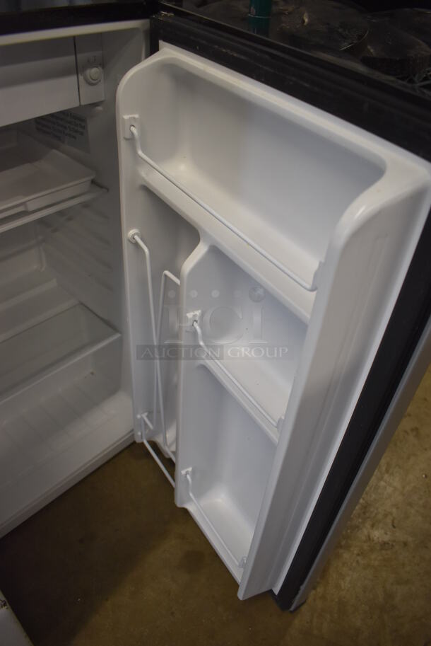 RCA RFR322-C ENERGY STAR Metal Mini Cooler. 115 Volts, 1 Phase. 18x18x32. Tested and Working! - Image 5 of 8