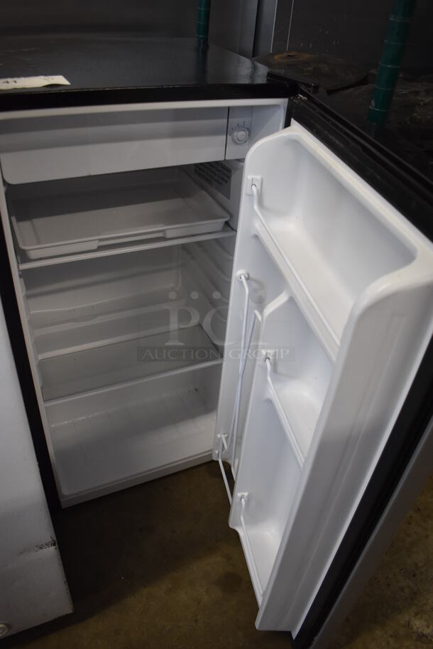 RCA RFR322-C ENERGY STAR Metal Mini Cooler. 115 Volts, 1 Phase. 18x18x32. Tested and Working! - Image 6 of 8