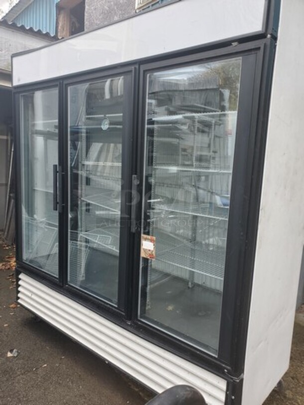 TRUE GDM-72F 3 Door Freezer Merchandiser. Tested & Working! - Image 2 of 7