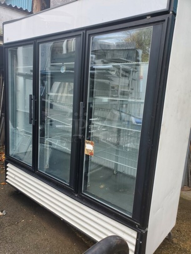 TRUE GDM-72F 3 Door Freezer Merchandiser. Tested & Working! - Image 3 of 7