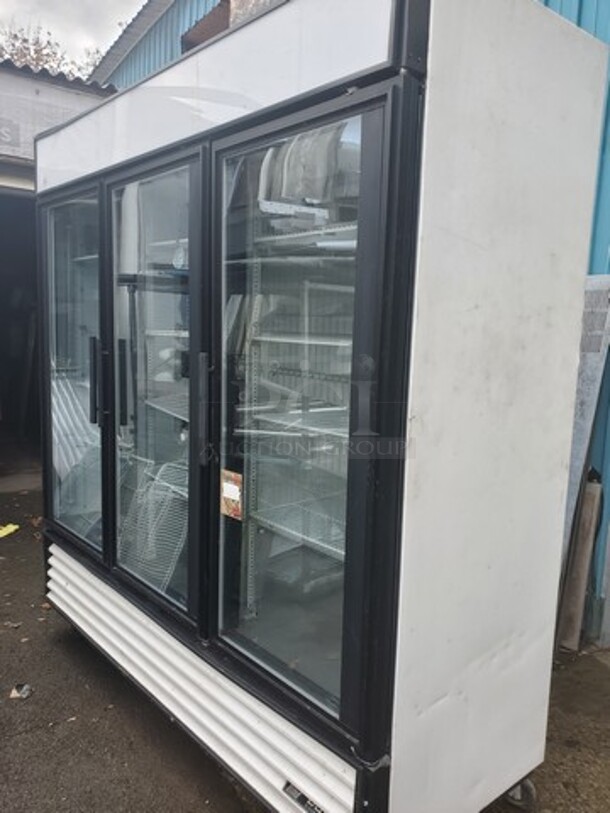 TRUE GDM-72F 3 Door Freezer Merchandiser. Tested & Working! - Image 4 of 7