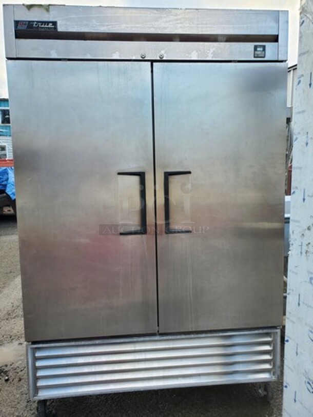 TRUE TS-49 2 Solid Door Refrigerator 54X30X83 Tested and Working! Very nice condition!   - Image 2 of 8