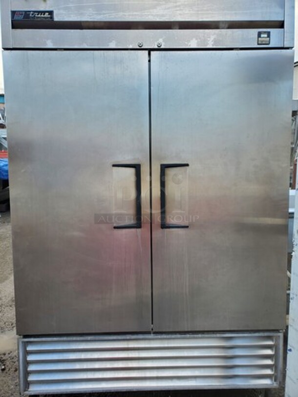 TRUE TS-49 2 Solid Door Refrigerator 54X30X83 Tested and Working! Very nice condition!   - Image 3 of 8