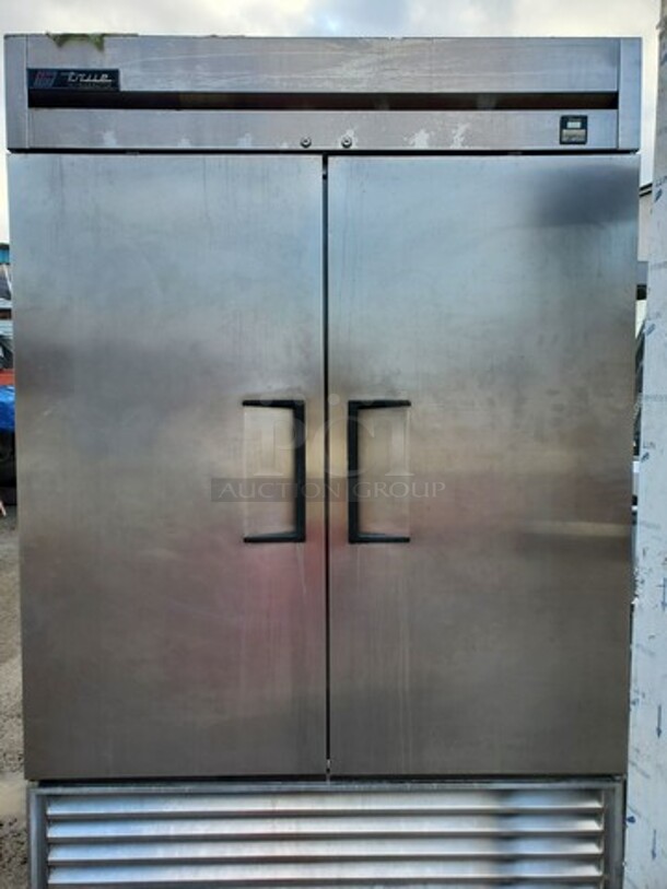 TRUE TS-49 2 Solid Door Refrigerator 54X30X83 Tested and Working! Very nice condition!   - Image 4 of 8