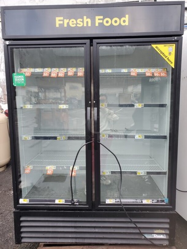 TRUE GDM-49-HC TSL01 2 Glass Door Refrigerator 115Volts Tested and Working! Very Nice condition! 54X30X82 Like New! - Image 2 of 5