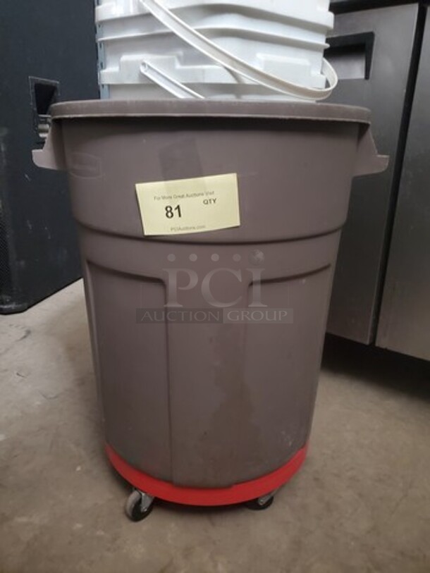 Rubbermaid trash can W/ Dolly (content not included) - Image 1 of 3