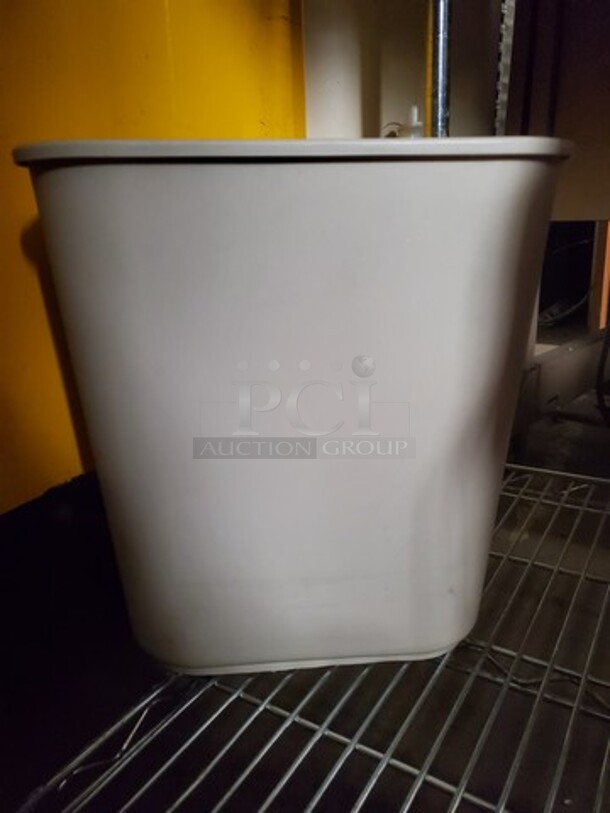 Trash can - Image 1 of 3