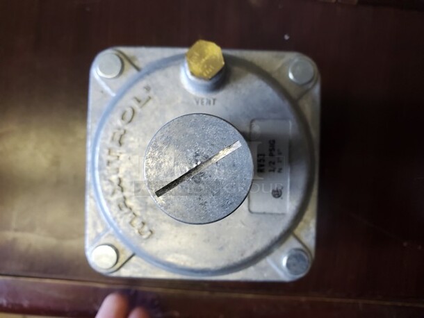 MAXITROL 1/2 PSIG Gas Regulator - Image 1 of 5