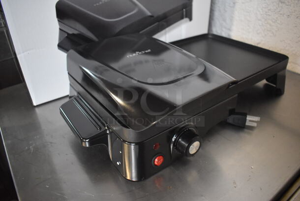 BRAND NEW IN BOX! Nutrichef PKGRIL43.5 Metal Countertop Electric Crepe Maker w/ Press Grill. 120 Volts, 1 Phase. 21x13x15 - Image 4 of 8