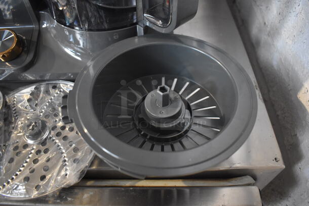 BRAND NEW IN BOX! Nutrichef NCFPG9 Metal Countertop Food Processor w/ S Blade and 2 Grating Blades. 120 Volts, 1 Phase. 12x9x17 - Image 4 of 12