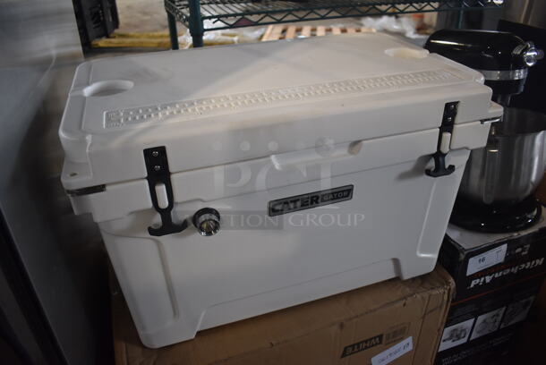 BRAND NEW IN BOX! CaterGator JB45WH White Poly 1 Faucet 47 Qt. Insulated Jockey Box with 120 ft. Coil. 27x17x17.5 - Image 3 of 7
