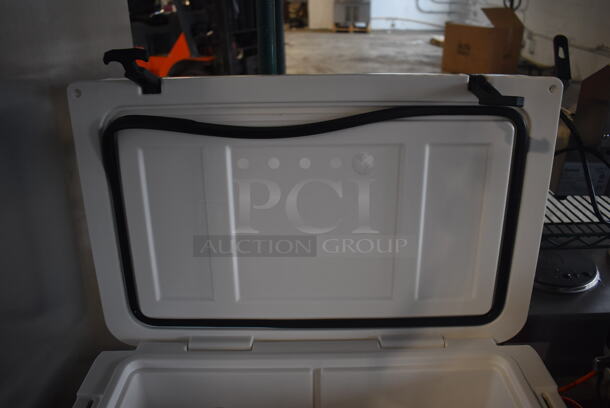 BRAND NEW IN BOX! CaterGator JB45WH White Poly 1 Faucet 47 Qt. Insulated Jockey Box with 120 ft. Coil. 27x17x17.5 - Image 5 of 7