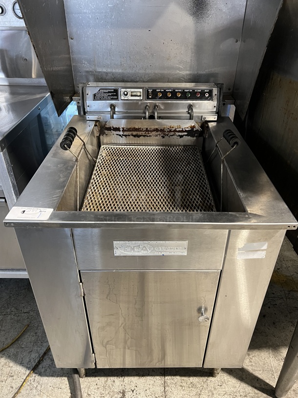 DCA RFR 118 Stainless Steel Commercial Electric Powered Deep Fat Fryer. Fryer: 240 Volts, 1 Phase. Goes GREAT w/ Lot #1! 27.5x35.5x42