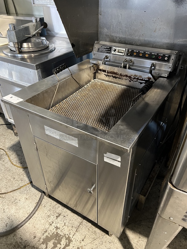 DCA RFR 118 Stainless Steel Commercial Electric Powered Deep Fat Fryer. Fryer: 240 Volts, 1 Phase. Goes GREAT w/ Lot #1! 27.5x35.5x42 - Image 2 of 8