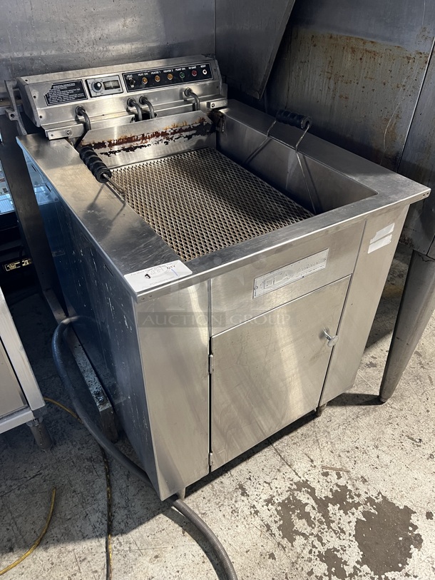 DCA RFR 118 Stainless Steel Commercial Electric Powered Deep Fat Fryer. Fryer: 240 Volts, 1 Phase. Goes GREAT w/ Lot #1! 27.5x35.5x42 - Image 3 of 8