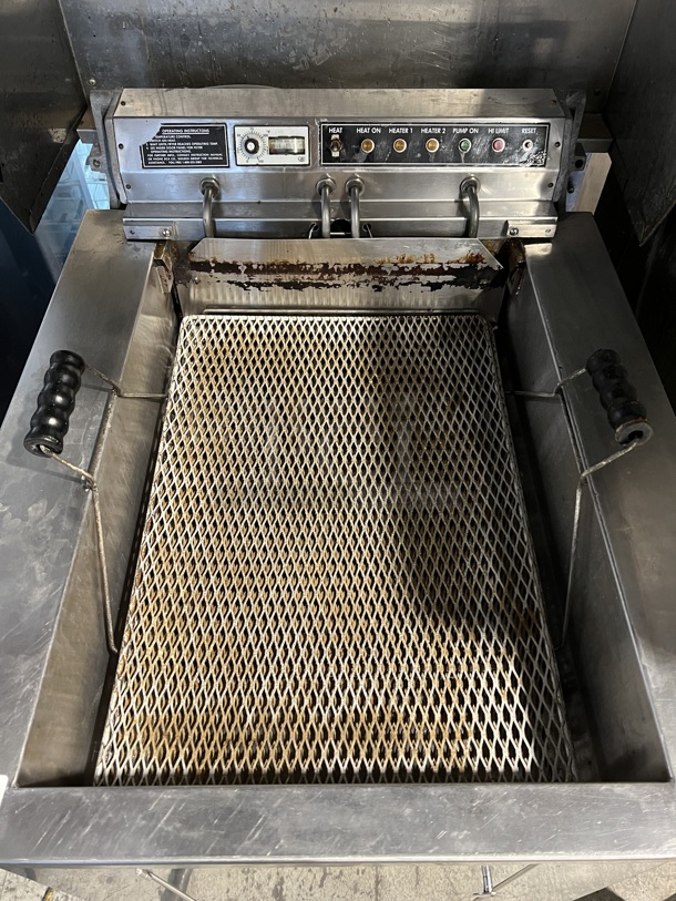 DCA RFR 118 Stainless Steel Commercial Electric Powered Deep Fat Fryer. Fryer: 240 Volts, 1 Phase. Goes GREAT w/ Lot #1! 27.5x35.5x42 - Image 4 of 8