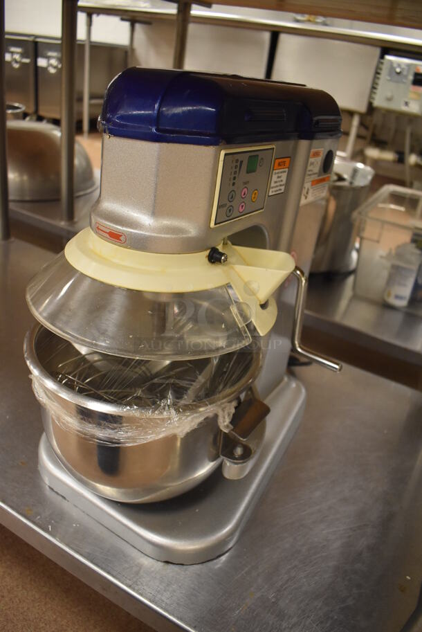 Vollrath MIX1007 Metal Commercial Countertop 7 Quart Planetary Dough Mixer w/ Metal Mixing Bowl, Poly Bowl Guard, Paddle, Whisk and Dough Hook Attachments. 110 Volts, 1 Phase. 12x17x19. Tested and Working! (Pastry Kitchen)