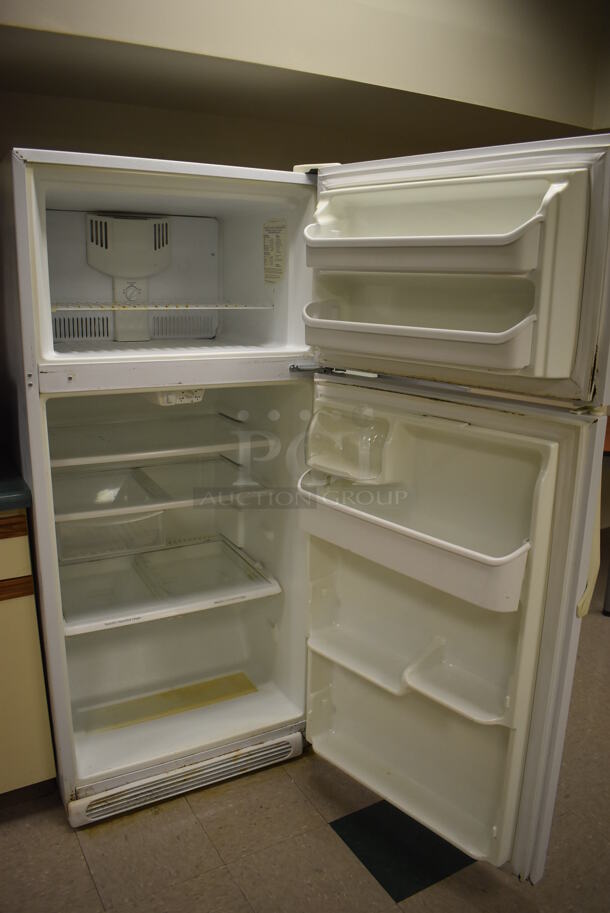 Frigidaire FRT18S-AWU Metal Cooler Freezer Combo Unit. 30x32x67. Tested and Working! (Student Lounge) - Image 4 of 6