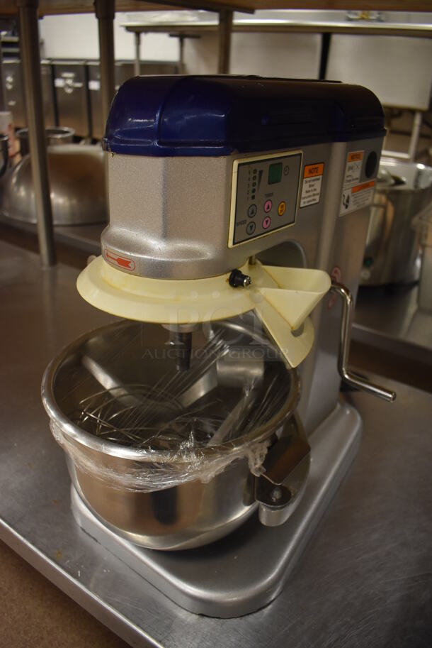 Vollrath MIX1007 Metal Commercial Countertop 7 Quart Planetary Dough Mixer w/ Metal Mixing Bowl, Poly Bowl Guard, Paddle, Whisk and Dough Hook Attachments. 110 Volts, 1 Phase. 12x17x19. Tested and Working! (Pastry Kitchen) - Image 2 of 8