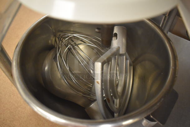 Vollrath MIX1007 Metal Commercial Countertop 7 Quart Planetary Dough Mixer w/ Metal Mixing Bowl, Poly Bowl Guard, Paddle, Whisk and Dough Hook Attachments. 110 Volts, 1 Phase. 12x17x19. Tested and Working! (Education Kitchen 2) - Image 4 of 6