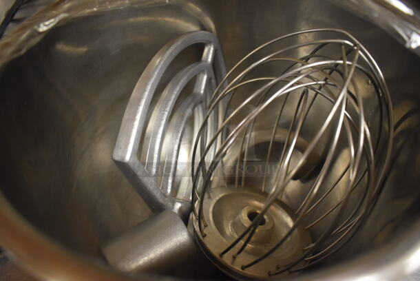 Vollrath MIX1007 Metal Commercial Countertop 7 Quart Planetary Dough Mixer w/ Metal Mixing Bowl, Poly Bowl Guard, Paddle, Whisk and Dough Hook Attachments. 110 Volts, 1 Phase. 12x17x19. Tested and Working! (Pastry Kitchen) - Image 5 of 6