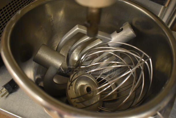 Vollrath MIX1007 Metal Commercial Countertop 7 Quart Planetary Dough Mixer w/ Metal Mixing Bowl, Poly Bowl Guard, Paddle, Whisk and Dough Hook Attachments. 110 Volts, 1 Phase. 12x17x19. Tested and Working! (Education Kitchen 2) - Image 5 of 6