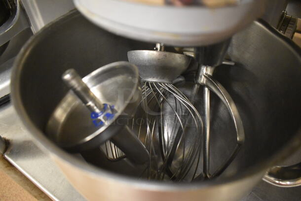 Waring WSM7Q Metal Commercial Countertop 7 Quart Planetary Dough Mixer w/ Metal Mixing Bowl, Poly Bowl Guard, Paddle, Whisk and Dough Hook Attachments. 120 Volts, 1 Phase. 10x16x15. Tested and Working! (Education Kitchen 2) - Image 3 of 6