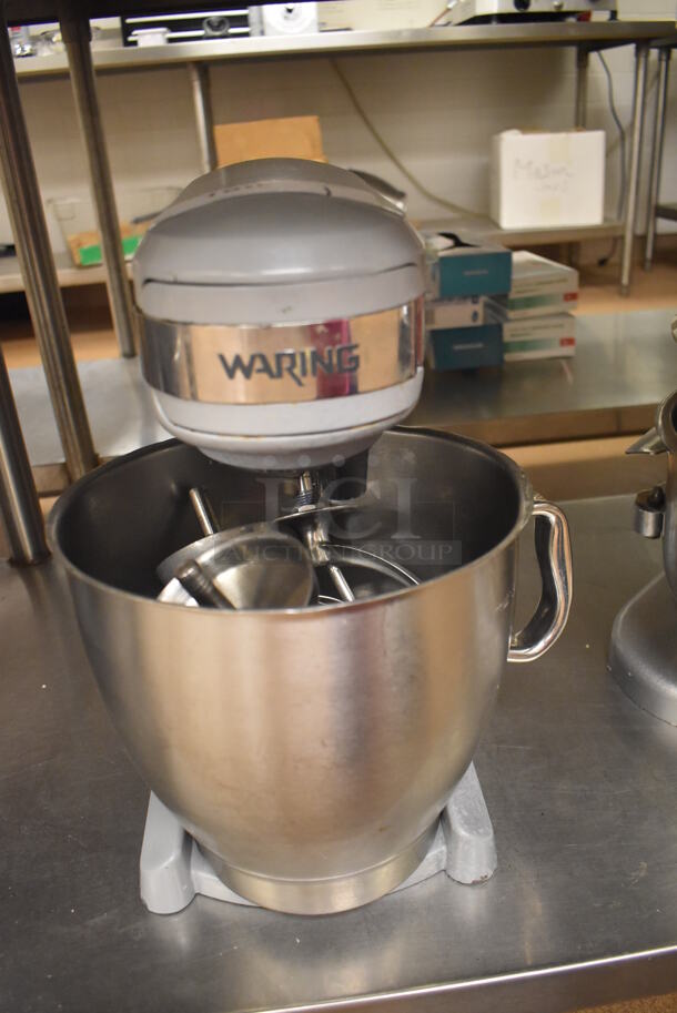 Waring WSM7Q Metal Commercial Countertop 7 Quart Planetary Dough Mixer w/ Metal Mixing Bowl, Poly Bowl Guard, Paddle, Whisk and Dough Hook Attachments. 120 Volts, 1 Phase. 10x16x15. Tested and Working! (Education Kitchen 2) - Image 4 of 6